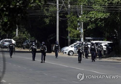 4일 미얀마 최대 도시 양곤 거리를 순찰하는 경찰. [EPA=연합뉴스]
